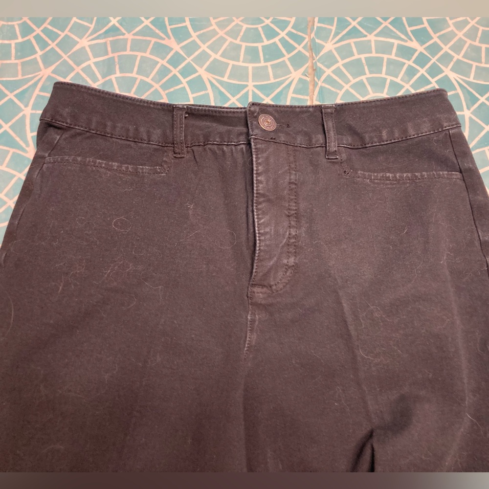 💛TODAY***$15***Isaac Mizrahi Live dark denim wash capris.